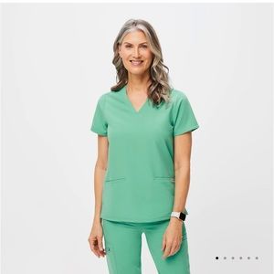 Figs Surgical Green 3 Pocket Scrub Top